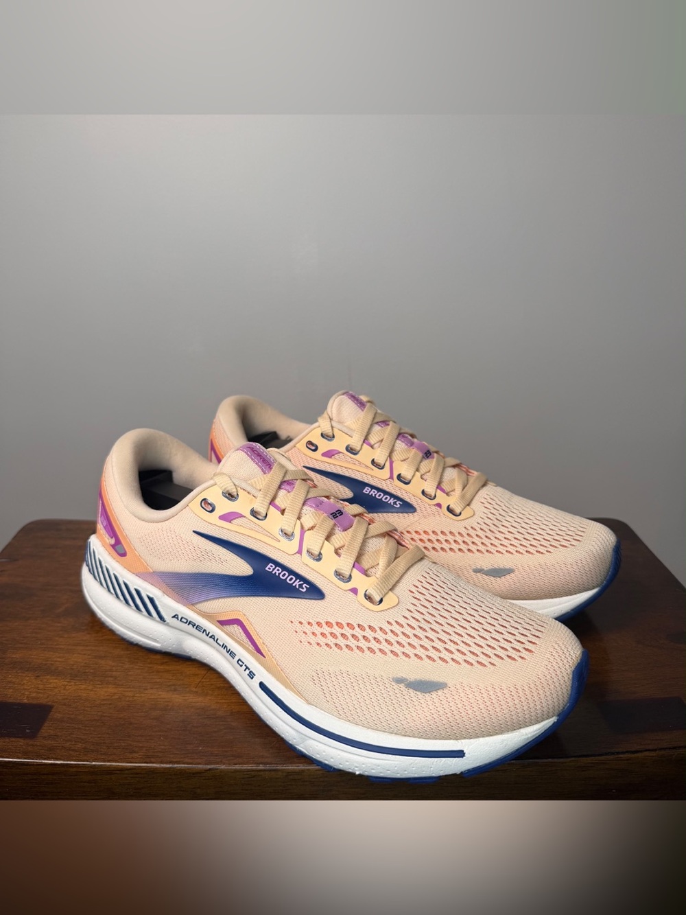 Pre-owned Brooks Adrenaline GTS 23 women’s running shoes in the attractive Apric